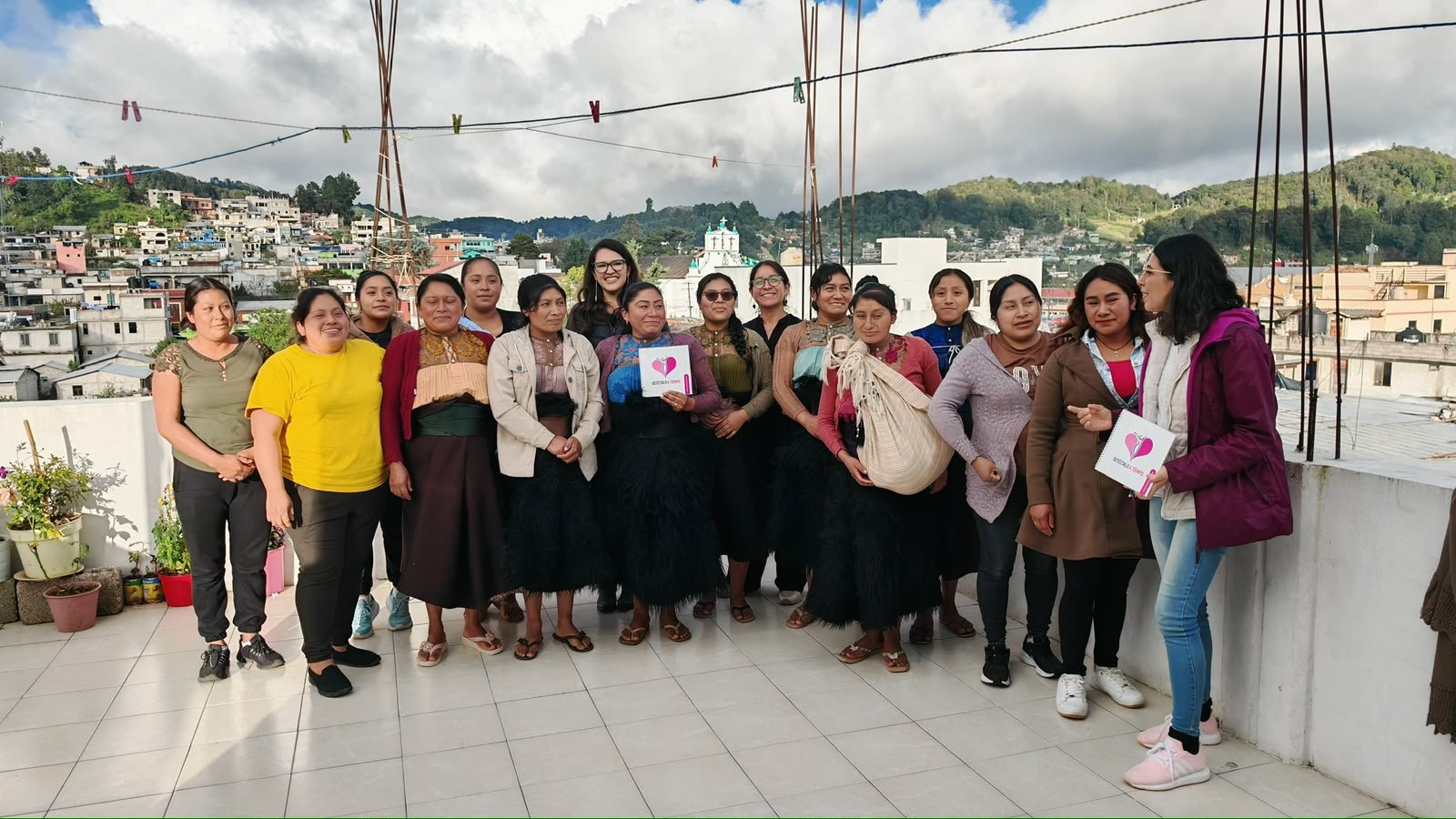 Grupo de mujeres líderes reunidas para transformar la salud comunitaria.