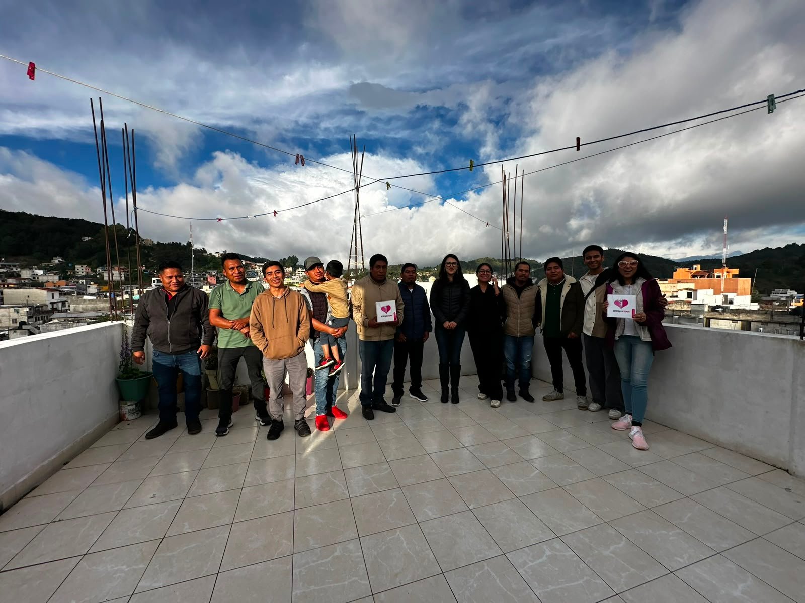 El equipo de DAT y líderes comunitarios dialogando sobre el futuro.